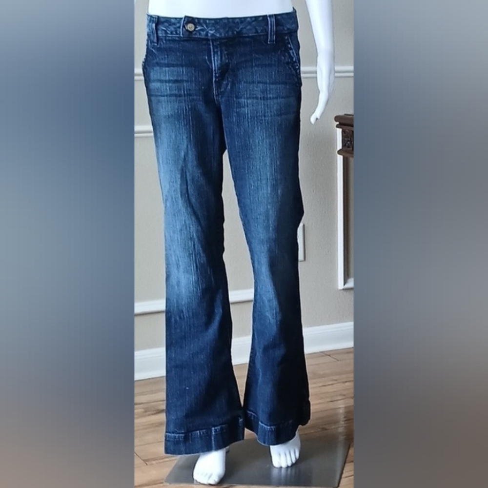 Guess Women's Blue Flared Low Rise Jeans. Size 30